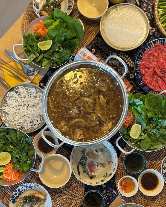 Best Vietnamese Hotpots to Warm Your Heart at Gánh Xưa