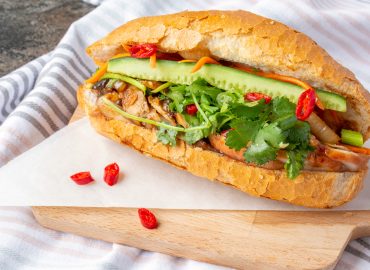 R01870_Vietnamese_Bread_Roll_with_Chicken