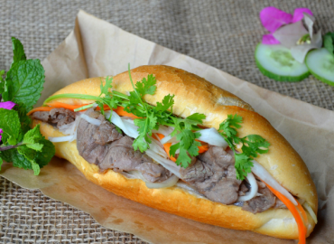 banh_mi_bo_xao_hanh_tay_504b3683055d4fdb9cf9a7485c5b8898_grande